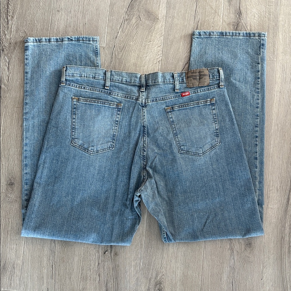 🐴 Wrangler relaxed fit denim jeans. Size 38x34. Great condition.